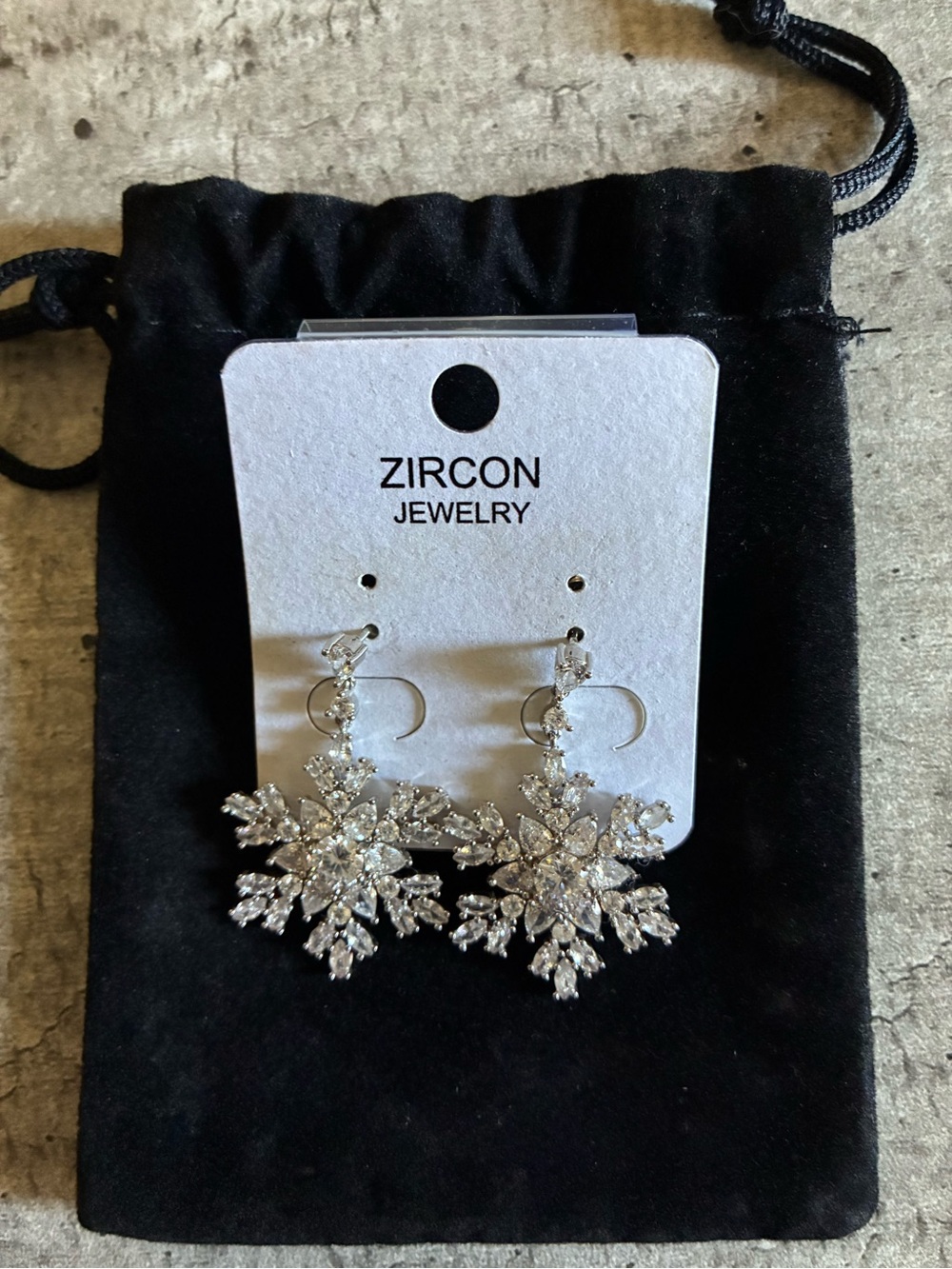 Zircon snowflake earrings